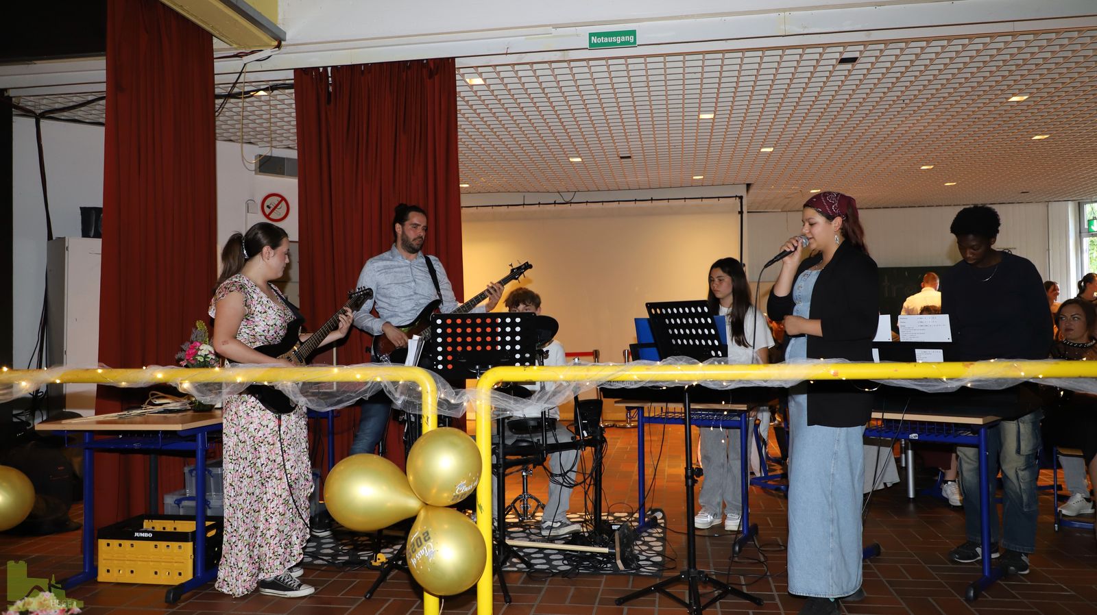 Glanzvoller Abschied: Zeugnisübergabe und Party zum Abschluss der Schulzeit